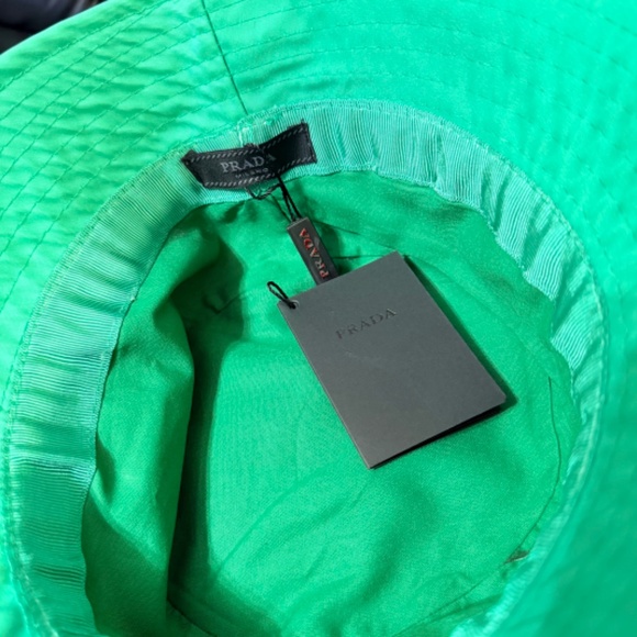 WOMEN'S PRADA GREEN RE-NYLON BUCKET HAT LOGO PLAQUE ONE SIZE - Picture 4 of 6